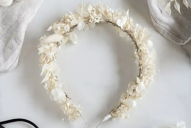 DIY-Set Haarreif Leni: Trockenblumen in Weiß und Creme für eleganten Braut-Haarschmuck