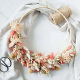 DIY-Trockenblumen Wandkranz Theresa: 25 cm Metallring mit Trockenblumen in Orange, Rot und Gelb