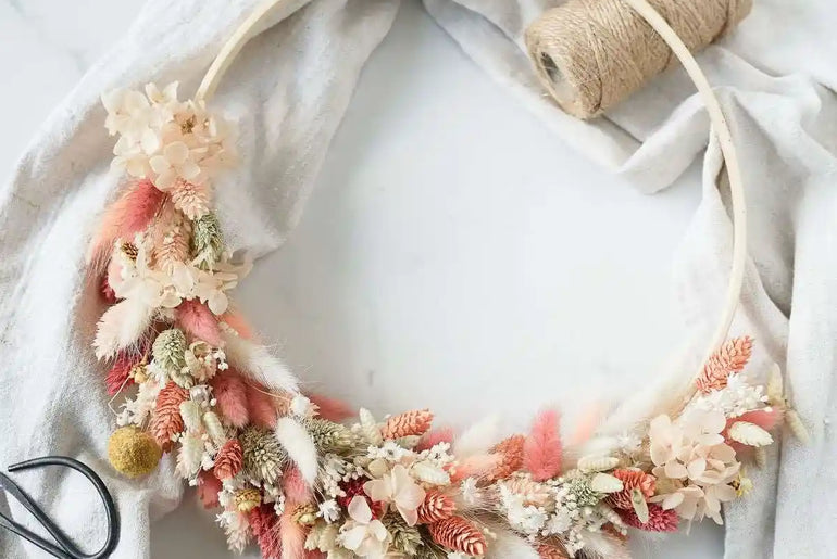 DIY-Trockenblumen Wandkranz Theresa: 25 cm Metallring mit Trockenblumen in Orange, Rot und Gelb