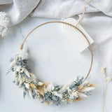 DIY-Trockenblumenkranz Lara: 25 cm Metallring mit Trockenblumen in Grau-Blau und Creme für Deko