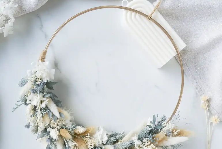 DIY-Trockenblumenkranz Lara: 25 cm Metallring mit Trockenblumen in Grau-Blau und Creme für Deko
