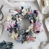 DIY-Set Tischkranz Sarah: 25 cm Strohrömer mit Trockenblumen in Flieder, Blau und Pink für elegante Deko