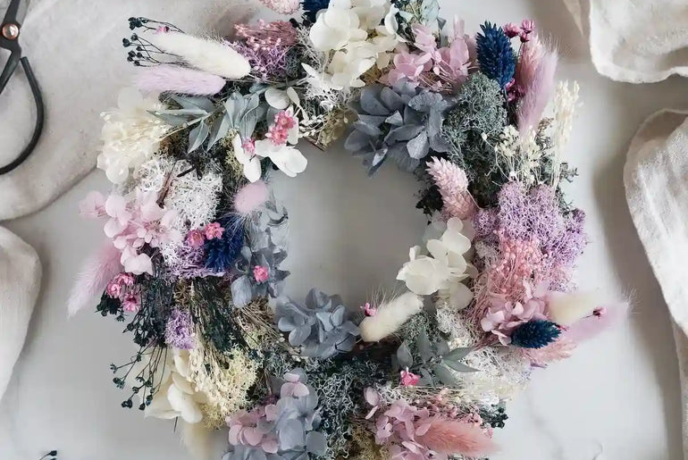 DIY-Set Tischkranz Sarah: 25 cm Strohrömer mit Trockenblumen in Flieder, Blau und Pink für elegante Deko