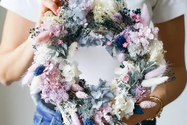 Kreativ-Set Sarah: Handgefertigter Kranz mit fliederfarbenen, blauen und pinken Trockenblumen für den Tisch