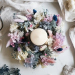 DIY-Bastelset Sarah: Eleganter Tischkranz mit natürlichen Materialien in Flieder, Blau und Pink