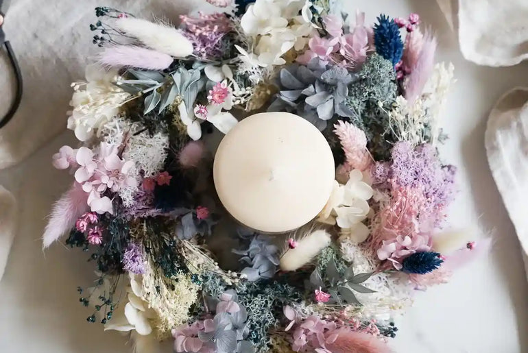 DIY-Bastelset Sarah: Eleganter Tischkranz mit natürlichen Materialien in Flieder, Blau und Pink