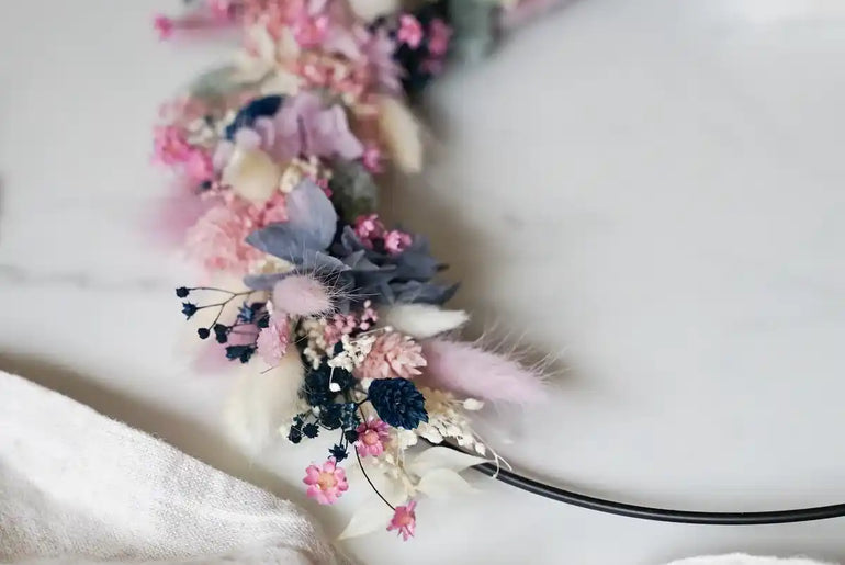 DIY-Bastelset Judith: Moderner Trockenblumenkranz mit Metallring und natürlichen Materialien