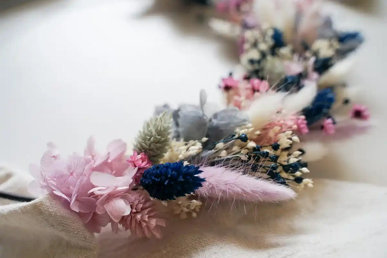 DIY-Kranz Judith: Eleganter Trockenblumenkranz in Blau und Flieder für moderne Wand- oder Tischdeko