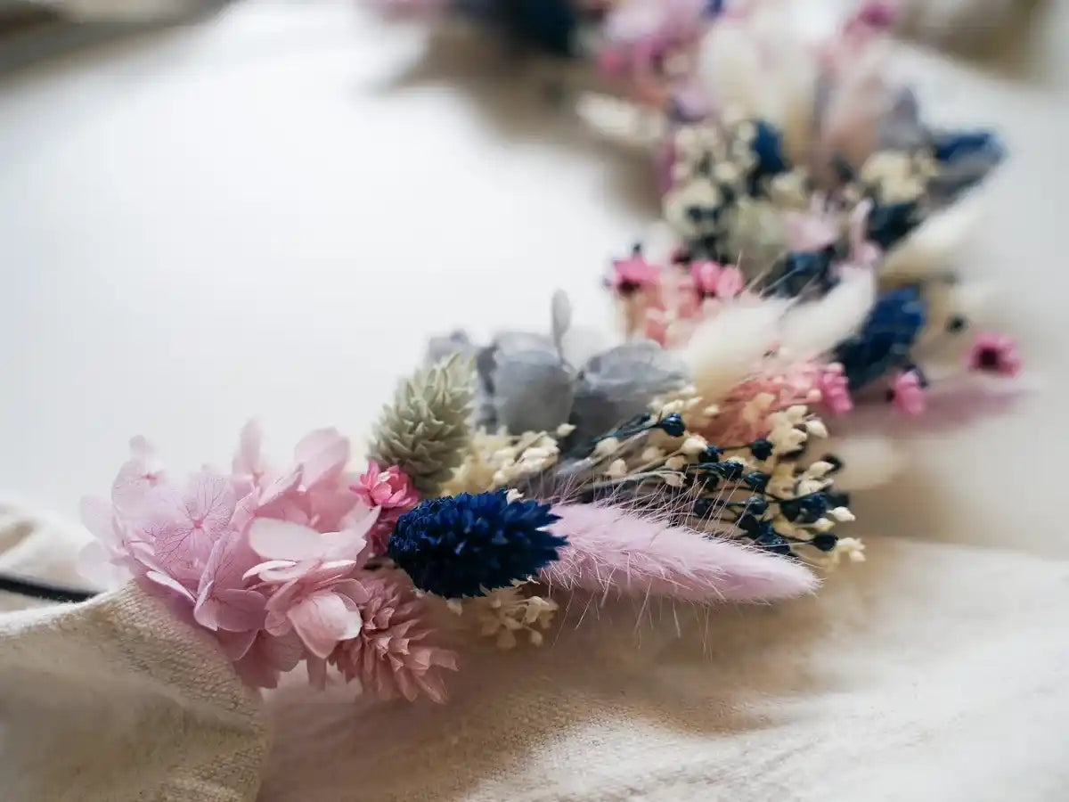 DIY-Kranz Judith: Eleganter Trockenblumenkranz in Blau und Flieder für moderne Wand- oder Tischdeko