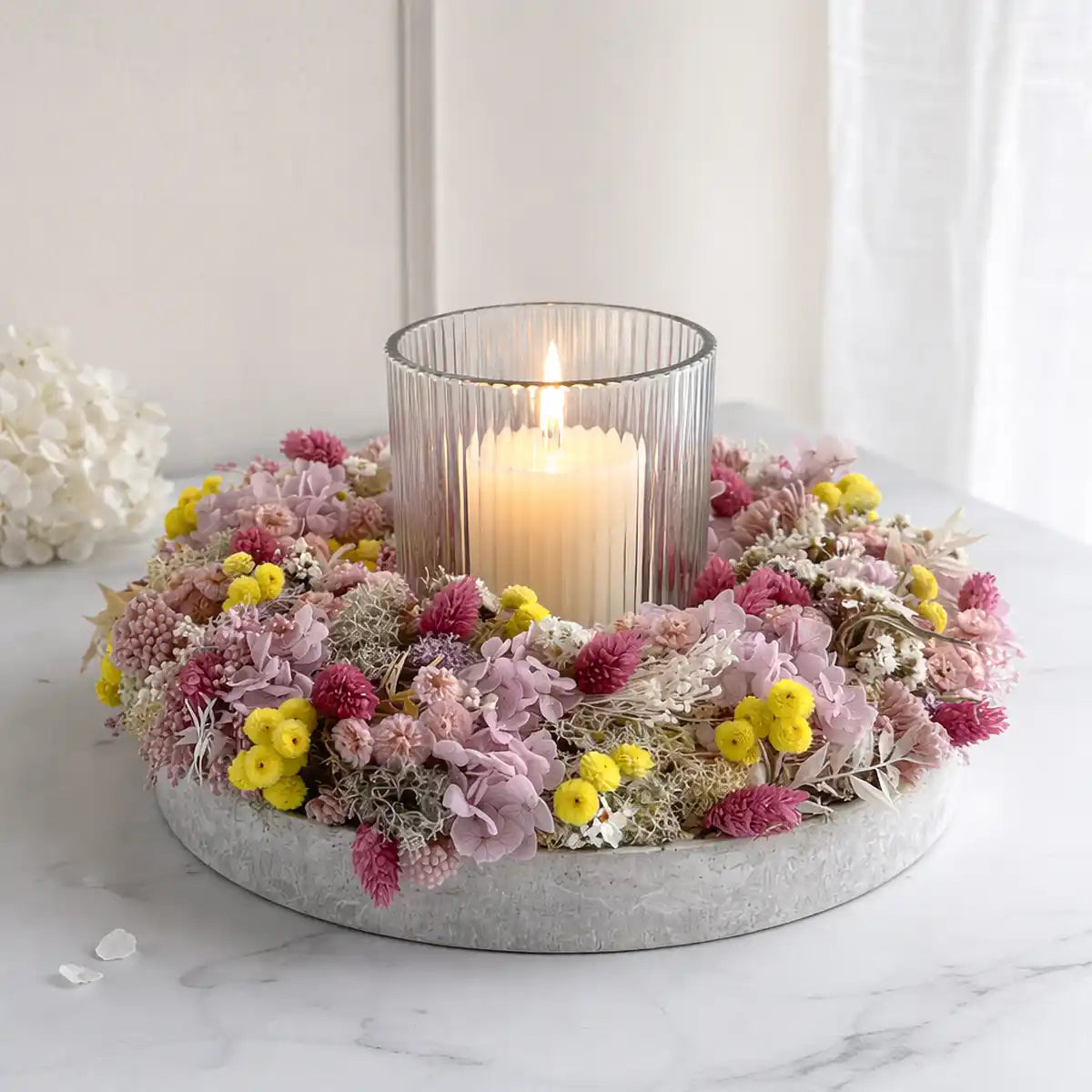 Beiges Tablett mit Trockenblumen-Tischkranz