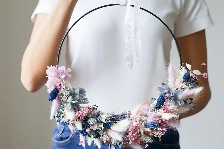 DIY-Set Trockenblumenkranz Judith: 25 cm Metallring mit Trockenblumen in Blau, Flieder und Creme