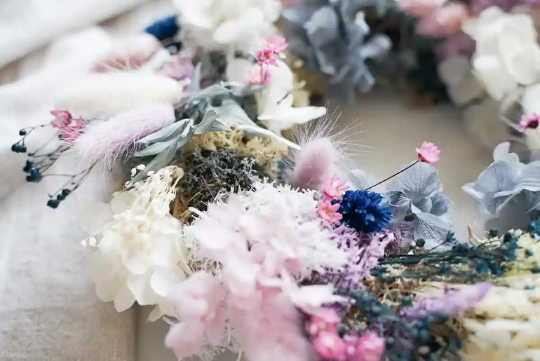 DIY-Set Sarah: Trockenblumen Tischkranz mit Strohrömer und zarten Blüten in Flieder, Blau und Pink