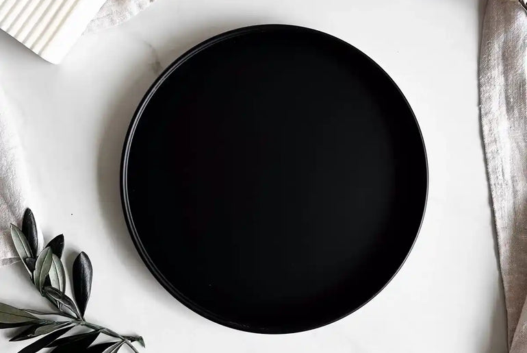 Metalltablett 25 cm Schwarz: Robuster Untersetzer für Tischkränze, schützt vor Kratzern und Wachs
