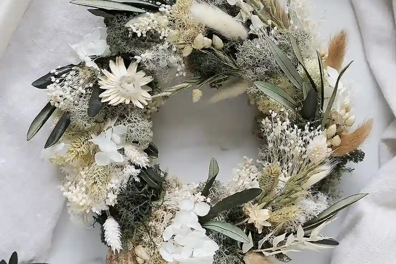 DIY-Tischkranz Lina: 20 cm Strohrömer mit 16 Trockenblumenarten in Creme und Grün für elegante Dekoration
