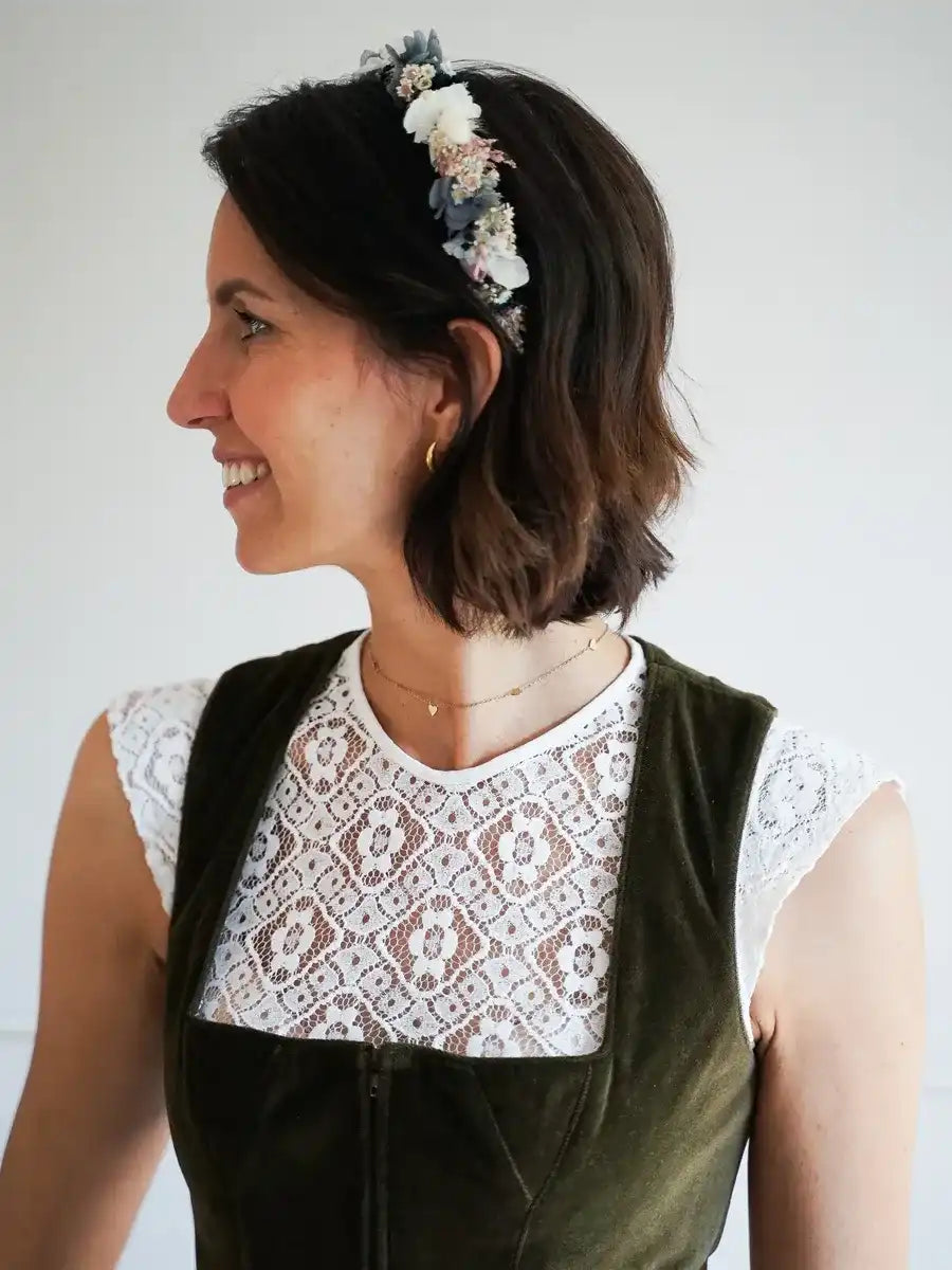 Haarschmuck DIY-Set Lilian: 9 handverlesene Trockenblumenarten in Creme, Blau und Pink für Haarschmuck