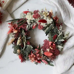 DIY-Tischkranz Jette: 20 cm Strohrömer mit 16 Trockenblumenarten in Burgund und Tannengrün