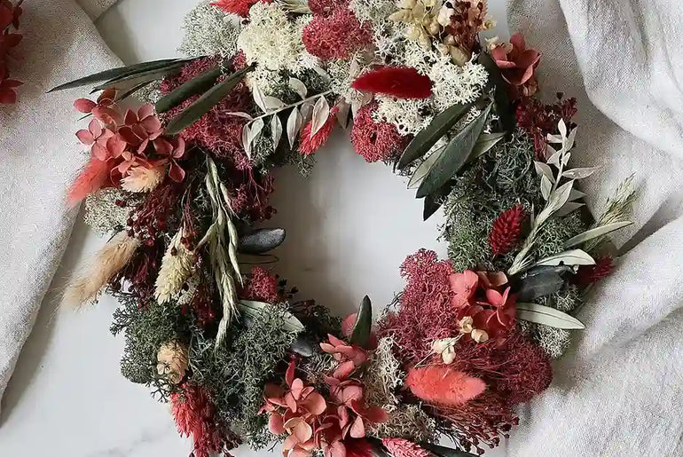 DIY-Tischkranz Jette: 20 cm Strohrömer mit 16 Trockenblumenarten in Burgund und Tannengrün