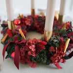 Trockenblumen-Adventskranz Maria in Rot mit Kerzen und Schleifen
