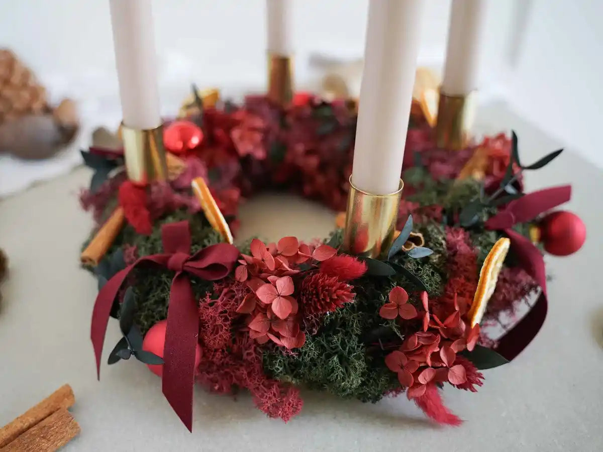 Trockenblumen-Adventskranz Maria in Rot mit Kerzen und Schleifen