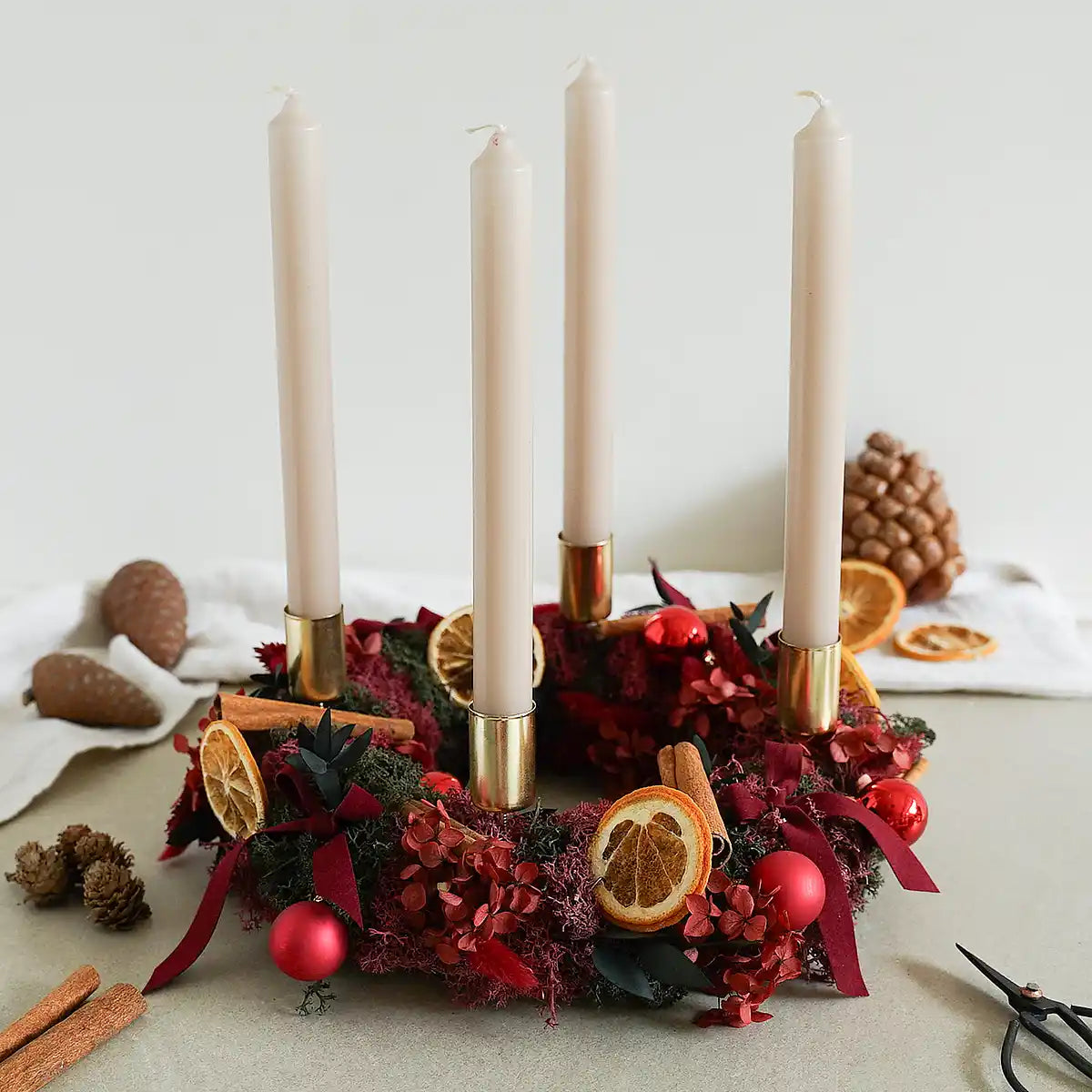Trockenblumen-Adventskranz Maria in Rot mit Kerzen und goldenen Haltern