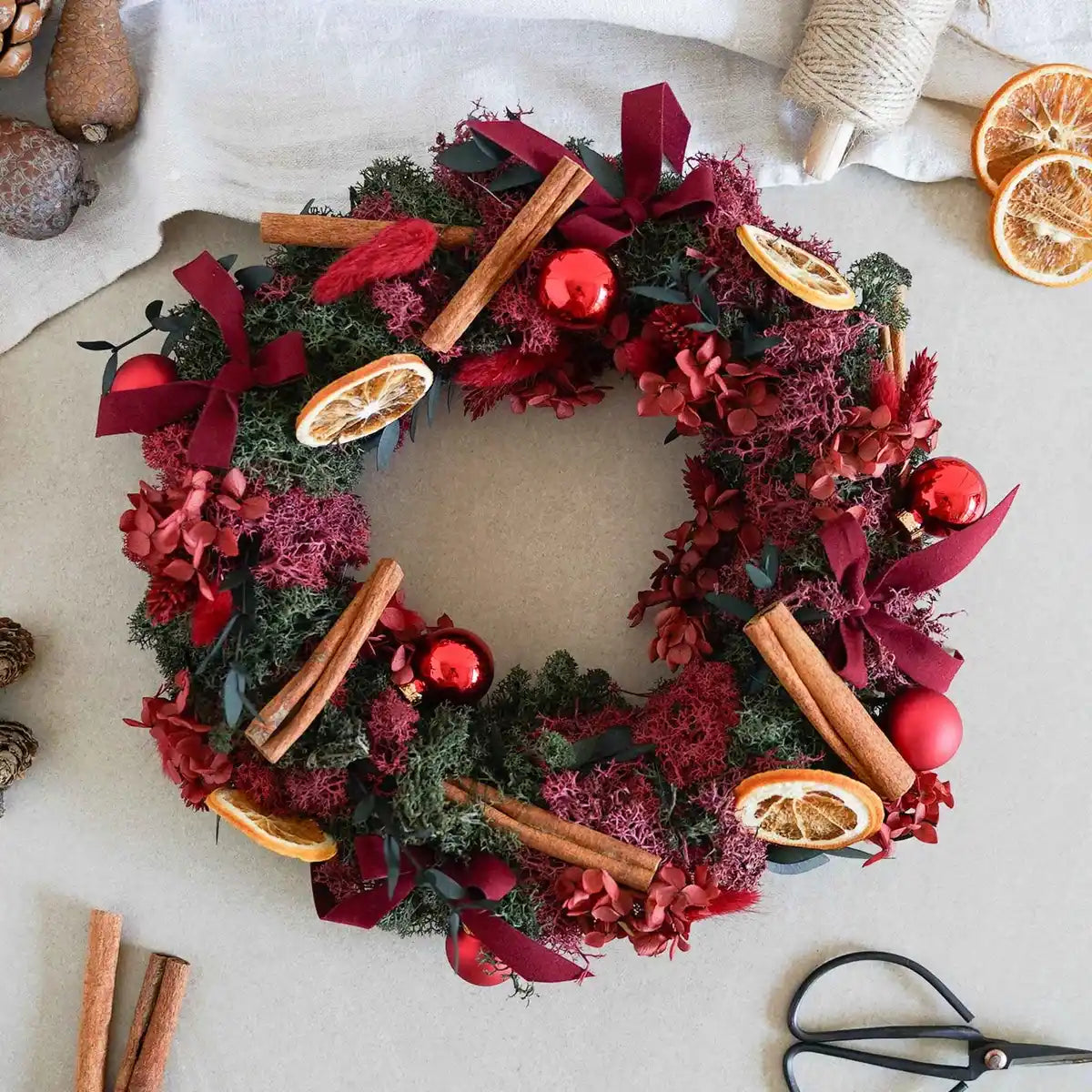 Trockenblumen-Adventskranz Maria in Rot von oben mit Zimt und Orangen
