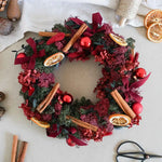 Trockenblumen-Adventskranz Maria in Rot von oben mit Zimt und Orangen