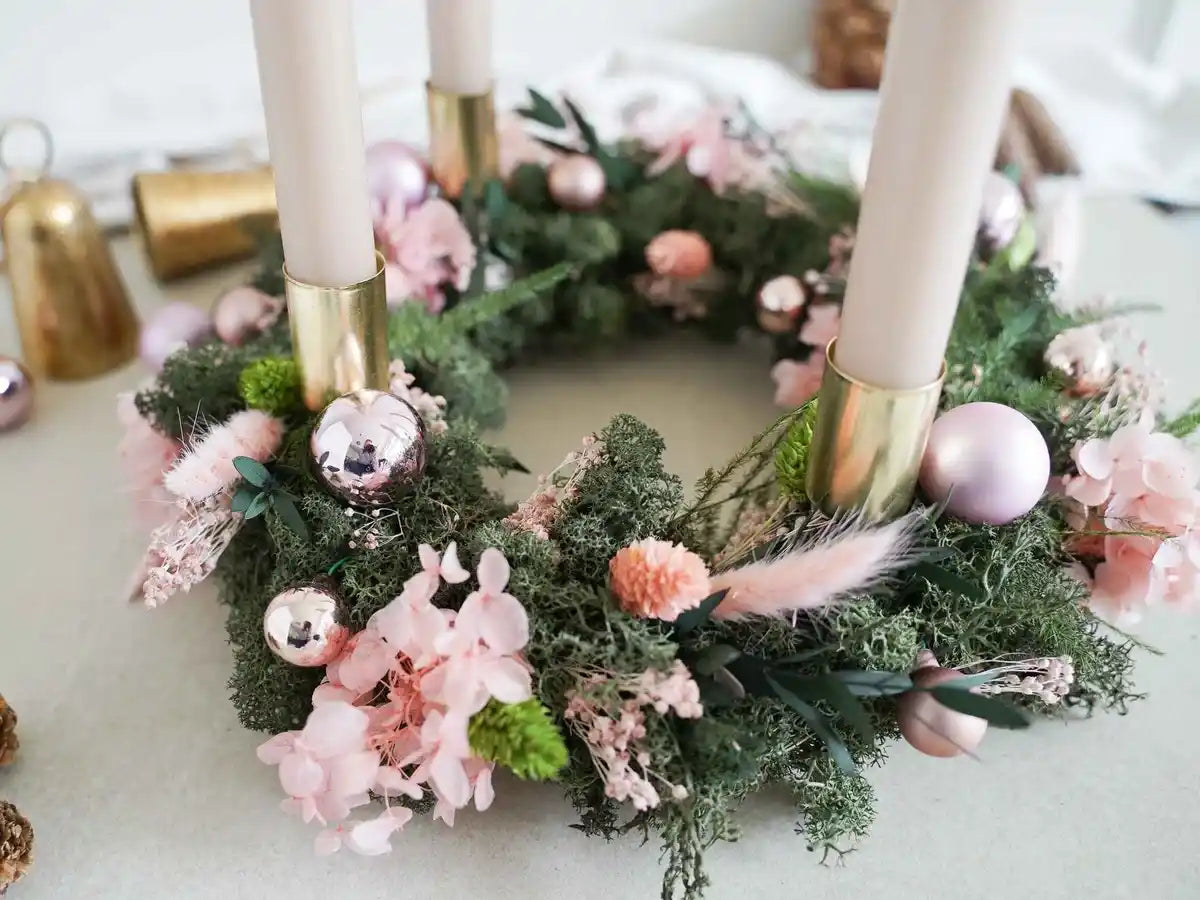 Trockenblumen-Adventskranz Linda in Rosa und Gold
