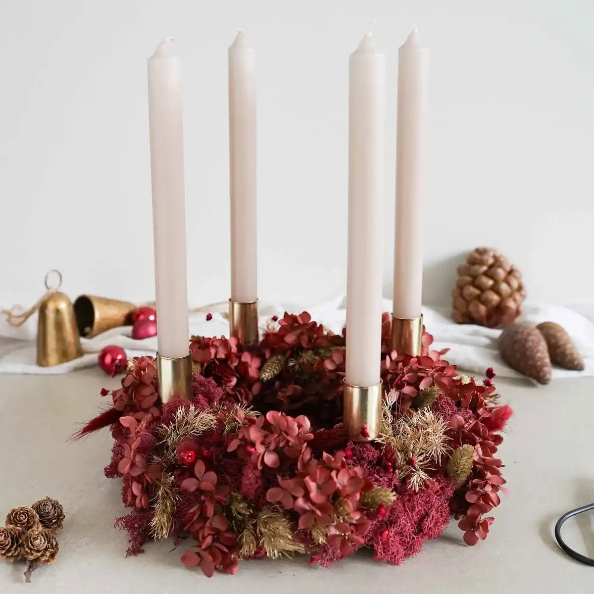 Trockenblumen-Adventskranz Amrei seitlich mit Kerzen