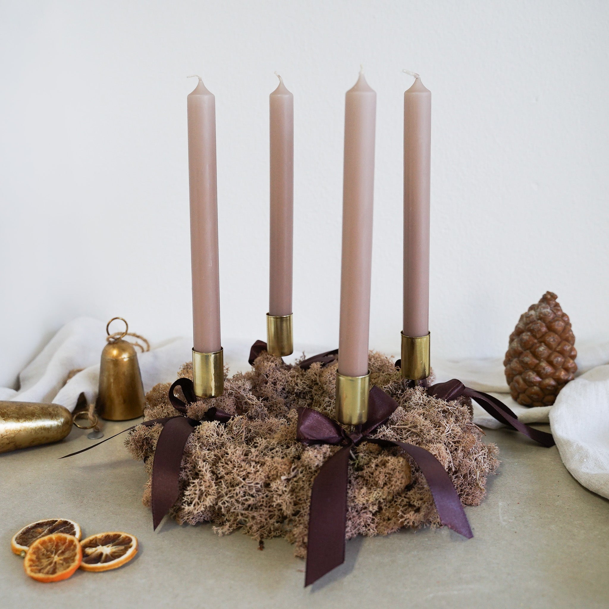 DIY-Set Adventskranz Bruna: Mooskranz mit altrosa Stabkerzen, goldenen Kerzenhaltern und bordeauxroten Satinschleifen