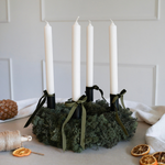 DIY-Set Adventskranz Lilibet: Mooskranz mit wollweißen Stabkerzen, schwarzen Kerzenhaltern und dunkelgrünen Samtschleifen