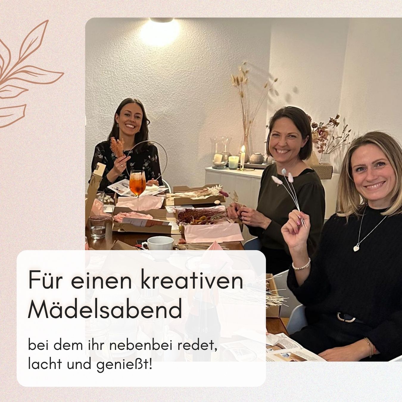 Drei Frauen binden gemeinsam Trockenblumen an einem Tisch – kreativer Mädelsabend mit DIY-Set von Blumelei