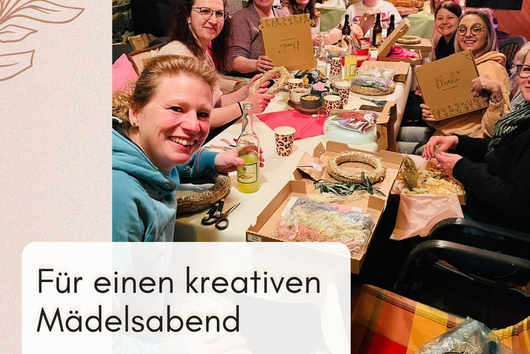 Drei Frauen binden gemeinsam Trockenblumen an einem Tisch – kreativer Mädelsabend mit DIY-Set von Blumelei