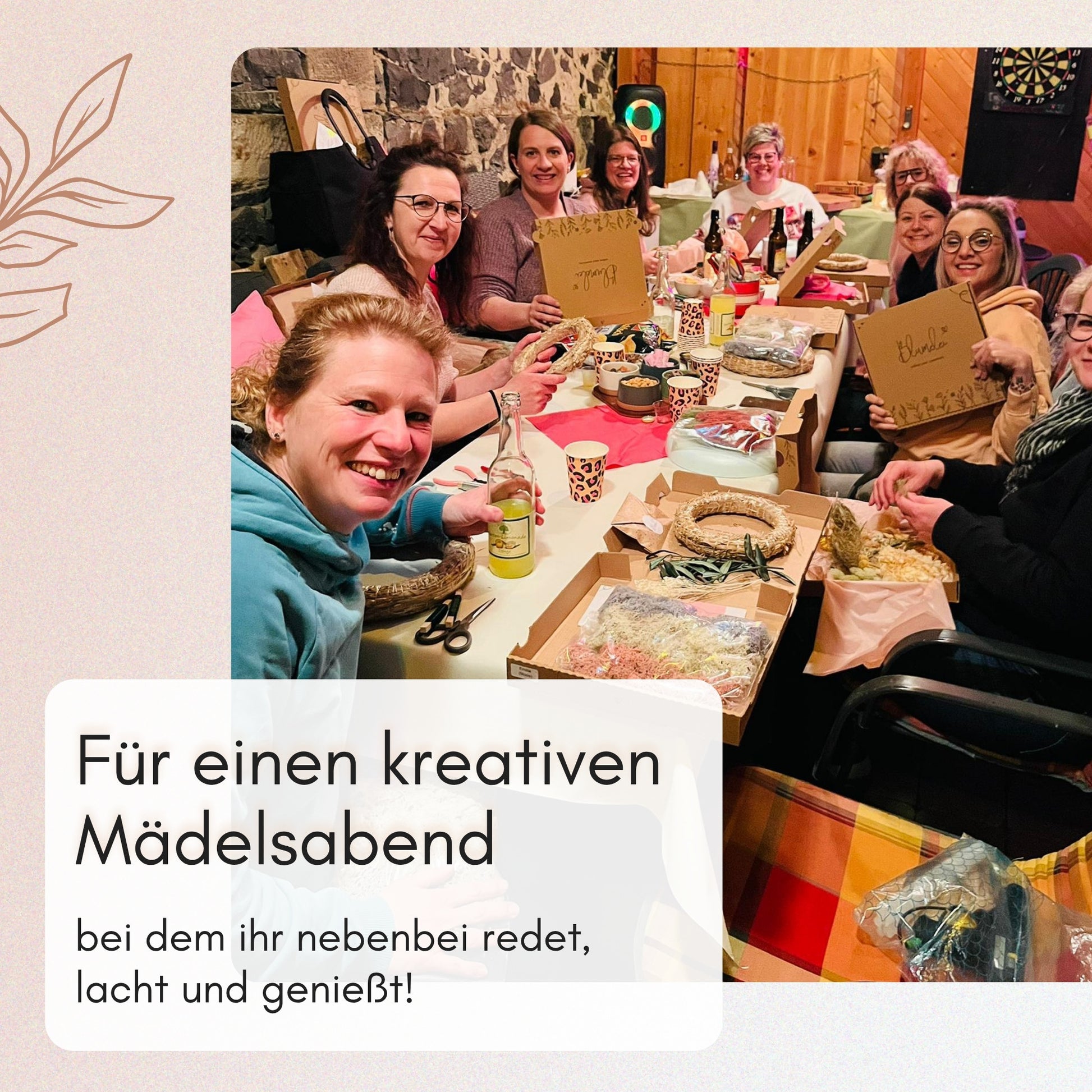 Drei Frauen binden gemeinsam Trockenblumen an einem Tisch – kreativer Mädelsabend mit DIY-Set von Blumelei