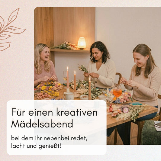 Drei Frauen binden gemeinsam Trockenblumen an einem Tisch – kreativer Mädelsabend mit DIY-Set von Blumelei
