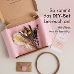Geöffnete Versandbox eines Blumelei DIY-Sets mit Trockenblumen in Seidenpapier, DIY-Anleitung, Rohling und Grußkarte
