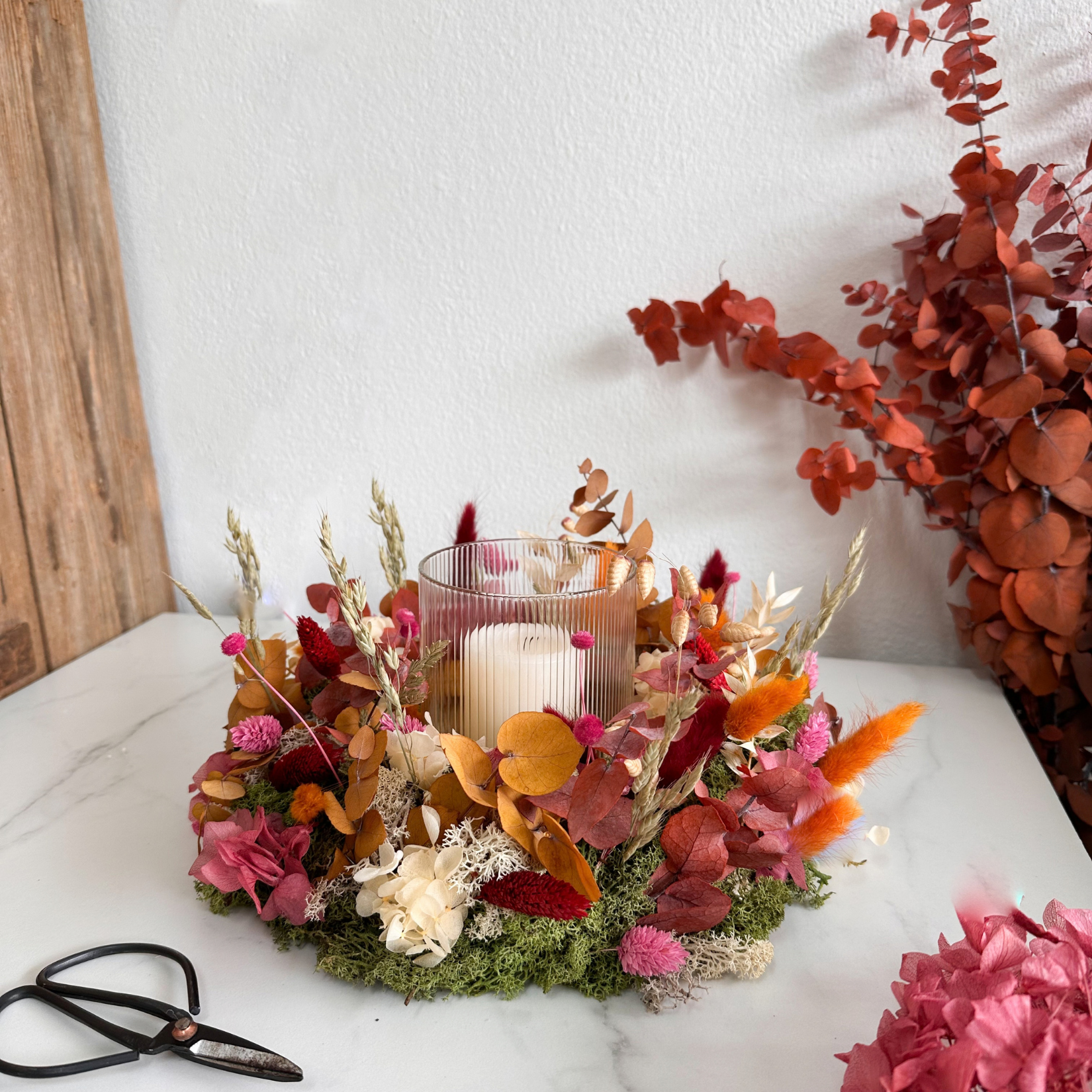 DIY-Set Tischkranz Nele mit Windlicht und Kerze: Trockenblumen in Beere, Orange, Rot und Creme