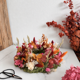 Tischkranz Nele seitlich: Herbstkranz aus Trockenblumen mit Gräsern und Eukalyptus auf Marmor