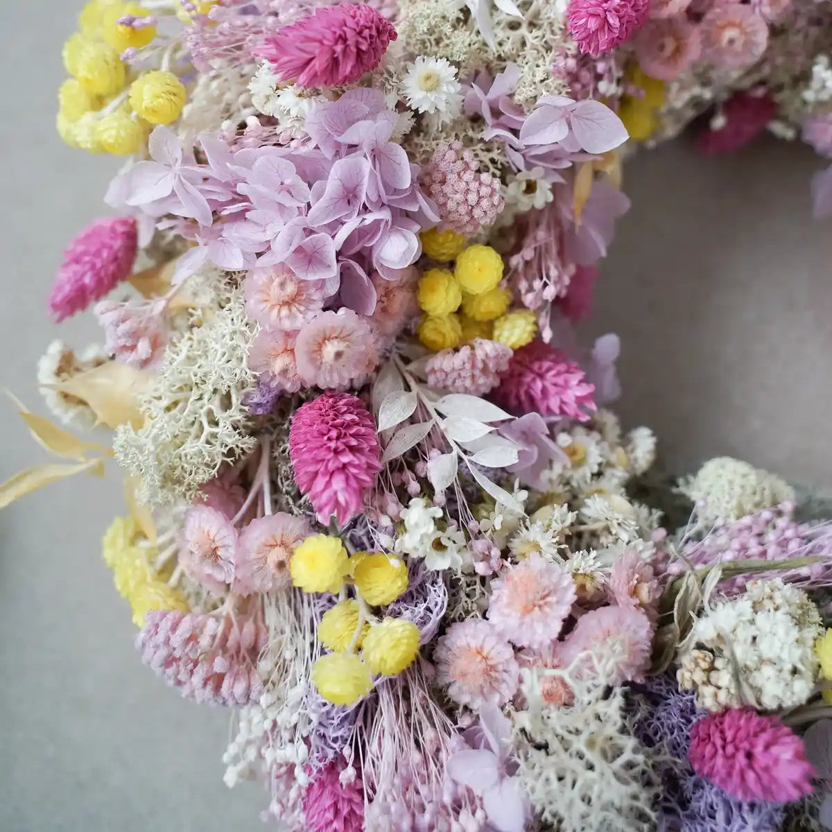 Trockenblumen-Tischkranz Camilla – Detail mit Hortensie in Rosa und Gelb
