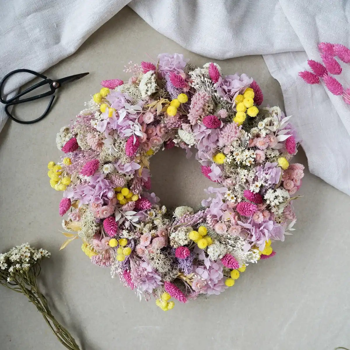 DIY-Trockenblumen-Tischkranz Camilla in Pastell-Rosa und Gelb