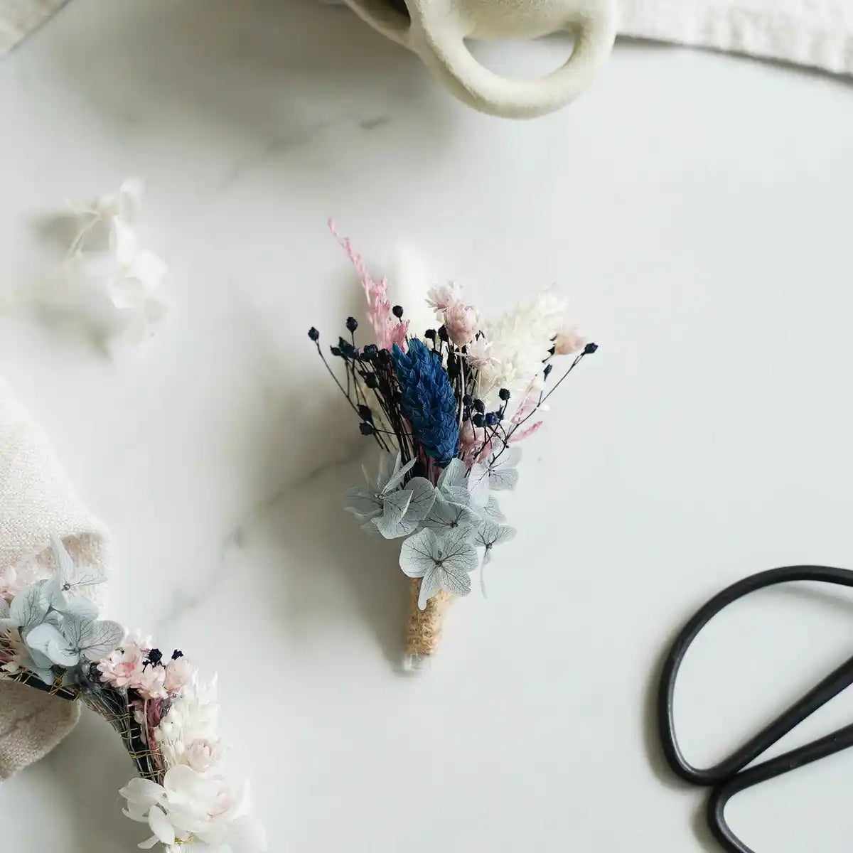 Trockenblumen-Anstecker (Boutonnière) Lilian in Blau, Rosa und Weiß für die Hochzeit