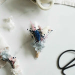 Trockenblumen-Anstecker (Boutonnière) Lilian in Blau, Rosa und Weiß für die Hochzeit