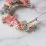 Trockenblumen-Blumenarmband Jil in Rosa und Blaugrau – Detailaufnahme