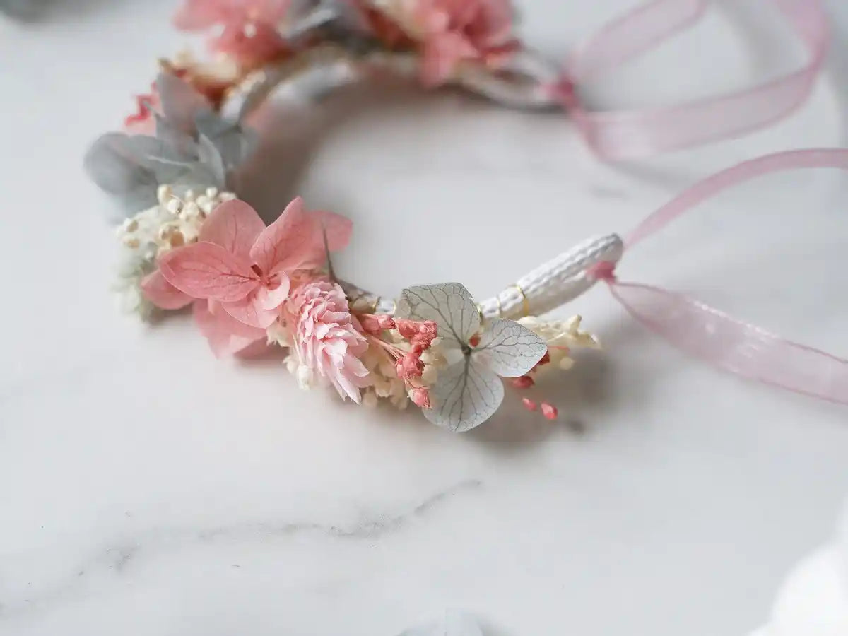 Trockenblumen-Blumenarmband Jil in Rosa und Blaugrau – Detailaufnahme
