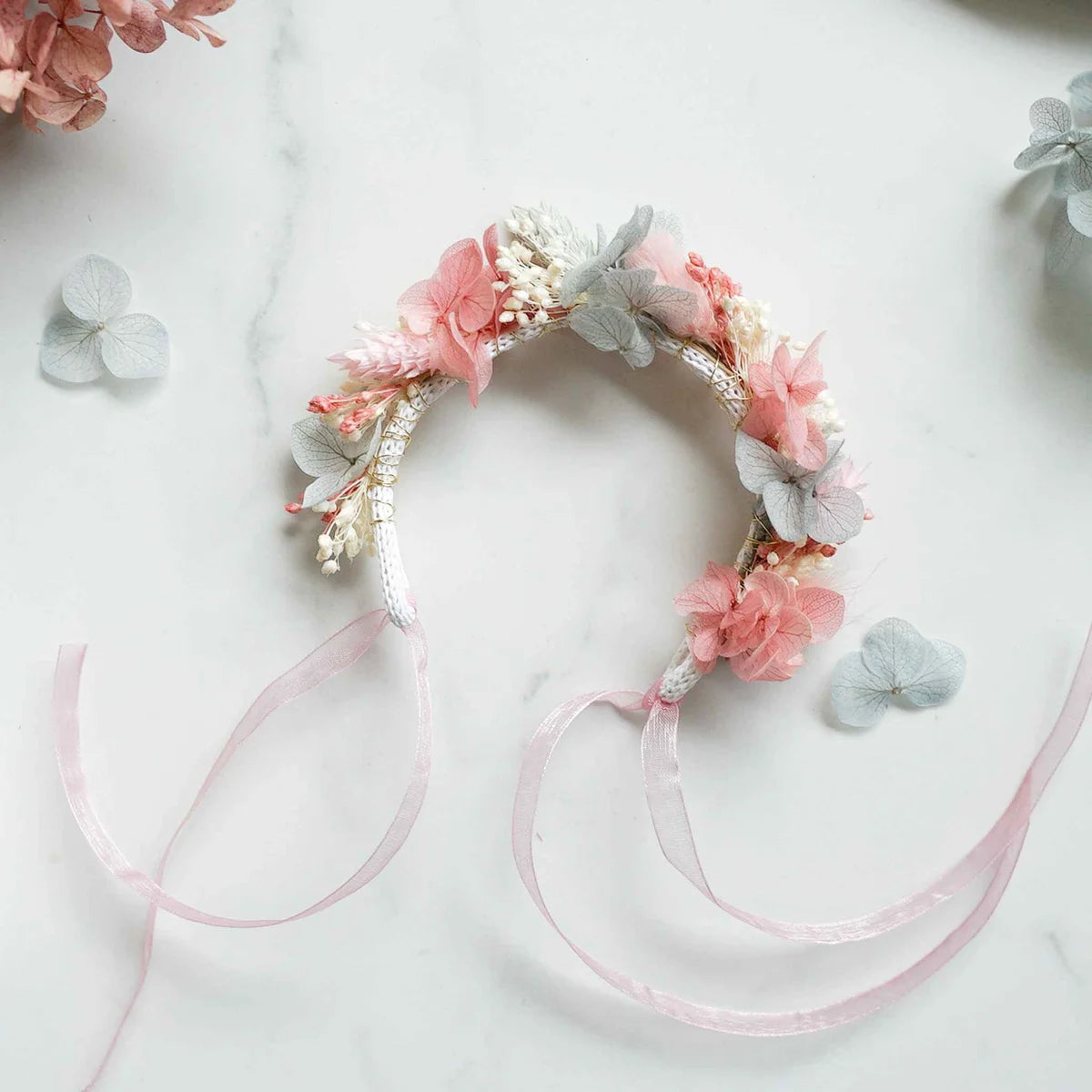 Trockenblumen-Blumenarmband Jil in Rosa und Blaugrau