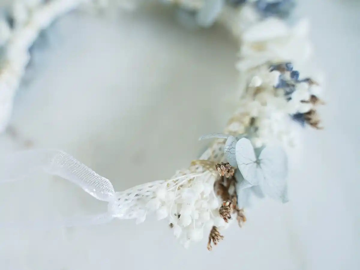 Trockenblumen-Blumenarmband Clementine in Weiß und Blau – Detailaufnahme