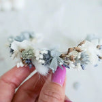 Trockenblumen-Blumenarmband Clementine in Weiß und Blau am Handgelenk