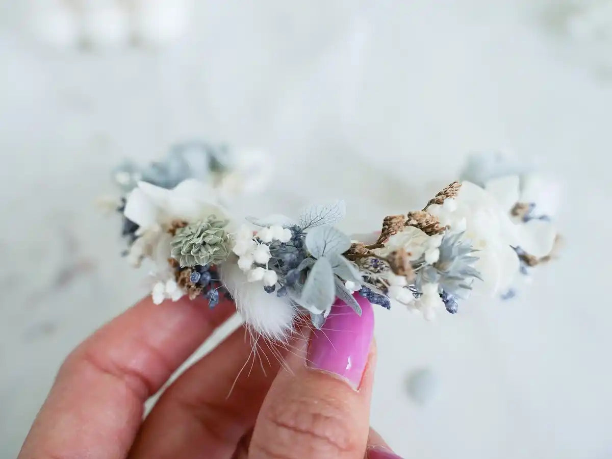 Trockenblumen-Blumenarmband Clementine in Weiß und Blau am Handgelenk