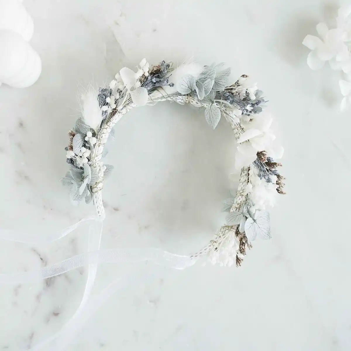 Trockenblumen-Blumenarmband Clementine in Weiß und Blau