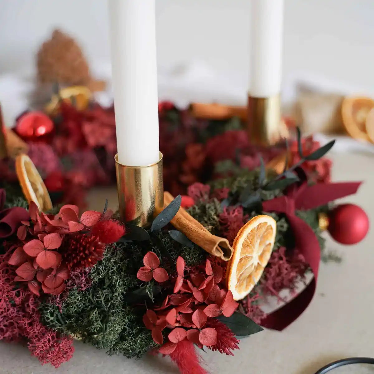 Trockenblumen-Adventskranz Maria in Rot – Detail mit Zimt und Orange