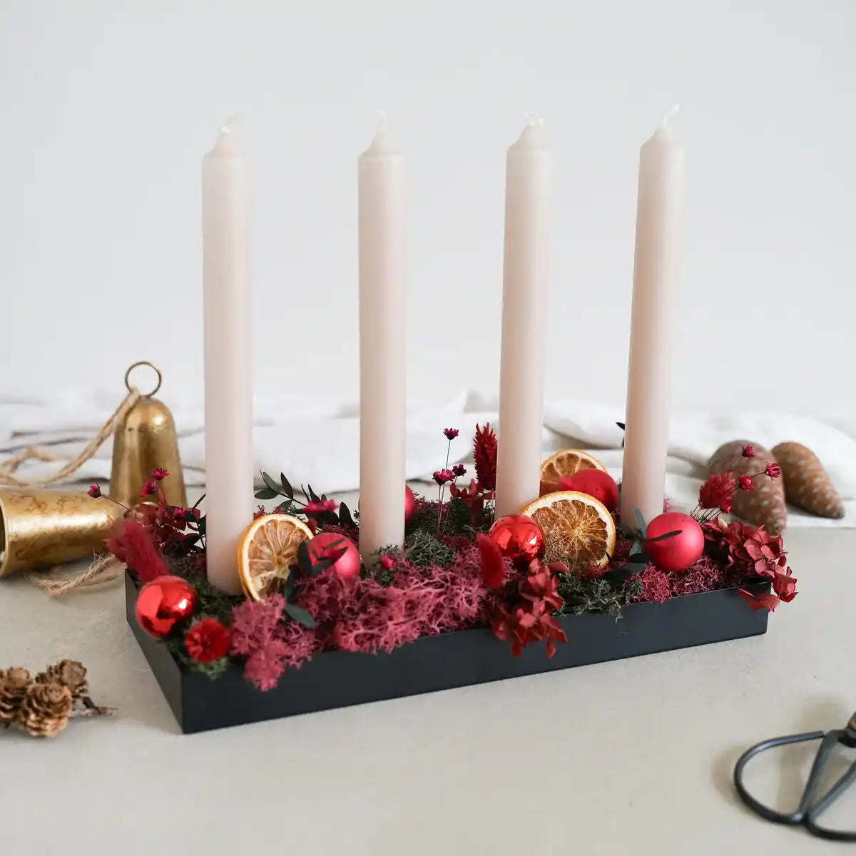 DIY-Advents-Tablett Liv in Rot mit Trockenblumen